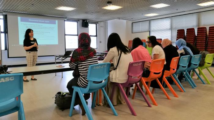 Volunteers holding workshops for the Indonesian migrant workers