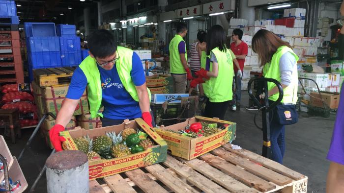 Volunteers collecting food surplus from vendors