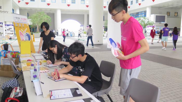 Students signing up for organ donation