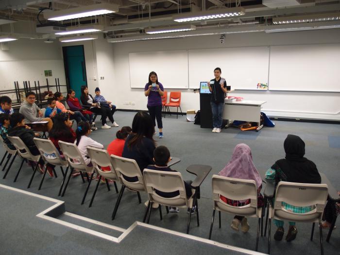 Volunteers showing the cards with Chinese words to the children