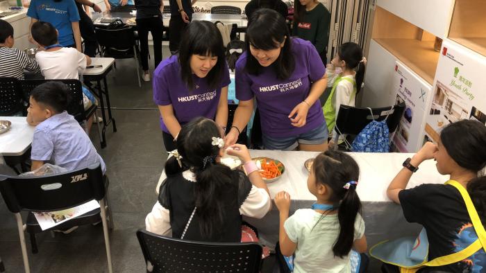 Children are have a cooking workshop