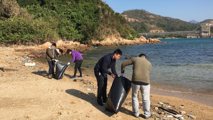Volunteers work hard to clean the rubbish at the beach