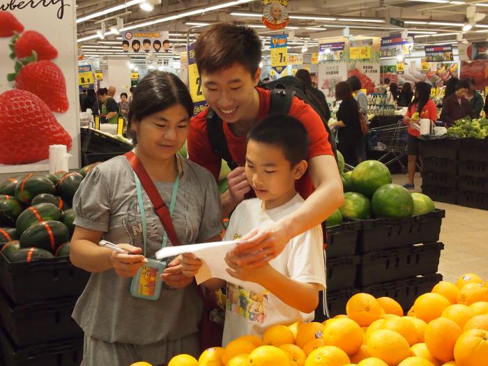 Volunteer introducing low carbon diet to the family in a supermarket