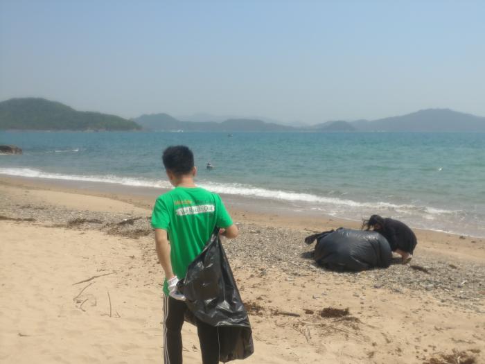 Volunteers cleaning up the beach