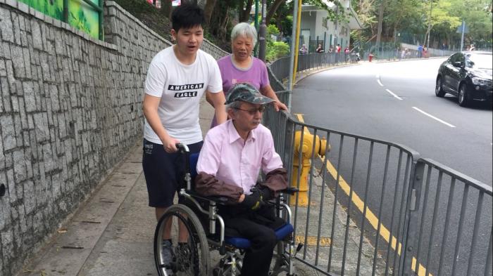 Volunteers and wheelchair users getting to know each other