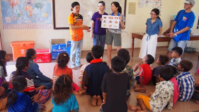 Volunteers teaching healthy diet