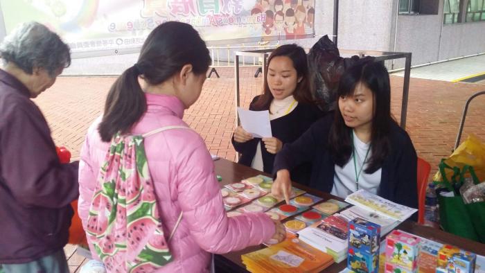 Volunteers distributing souvenirs