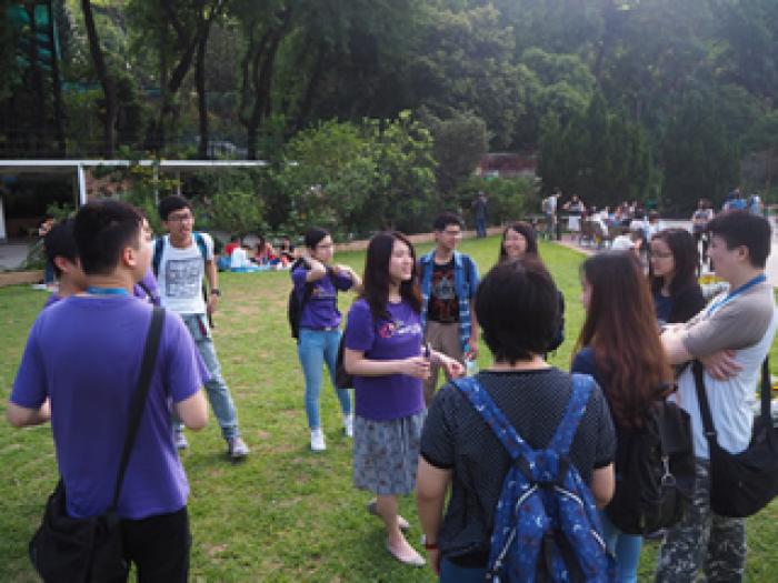 Playing games in Hong Kong Zoological and Botanical Gardens