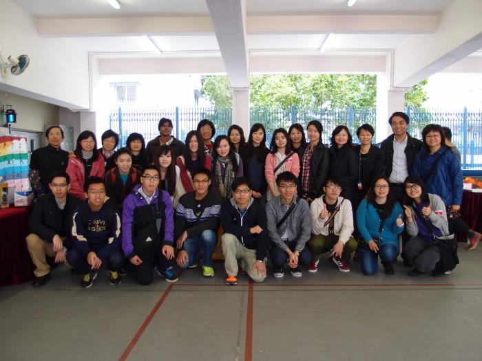 Let's have a group photo with other community volunteers!