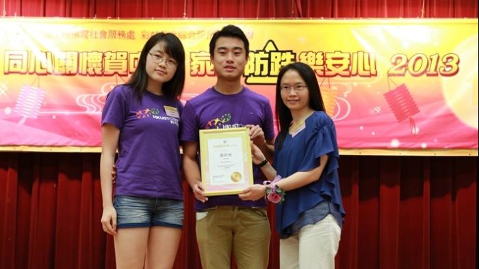 Our student representative receiving a certificate of appreciation from the organizer