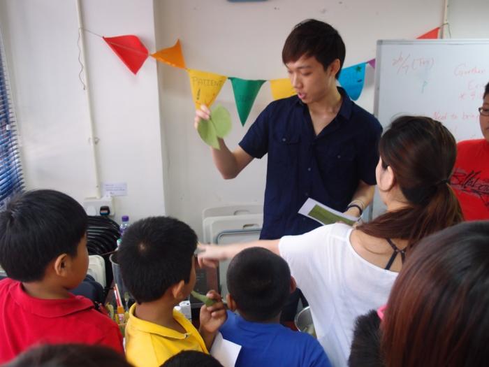 Demonstrating the leaf vein bookmark making process