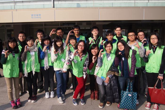 A big thank-you yo our warm-hearted volunteers on such a cold day!