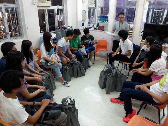 The social worker introducing the visiting service to the volunteers