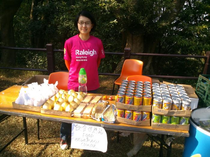 Volunteer preparing energizing drinks and food for runners