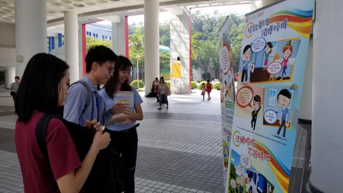 Volunteer introduced different election frauds to HKUST students so that they can avoid falling into the same pitfalls in the future.
