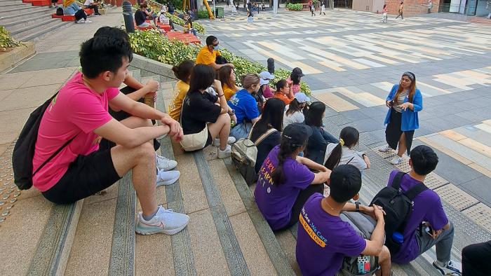 Ambassador from PathFinders briefing the volunteers