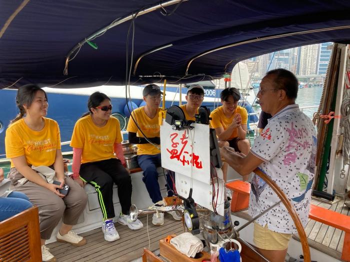 Skipper introduces the sailing boat to participants 