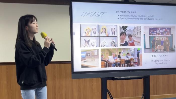 Volunteer sharing their university life with the secondary school students