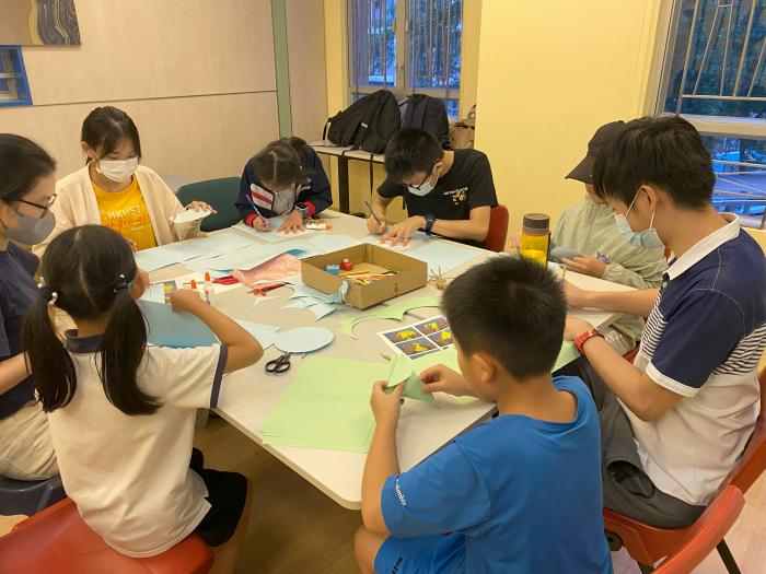 Volunteers making lanterns with the EM kids