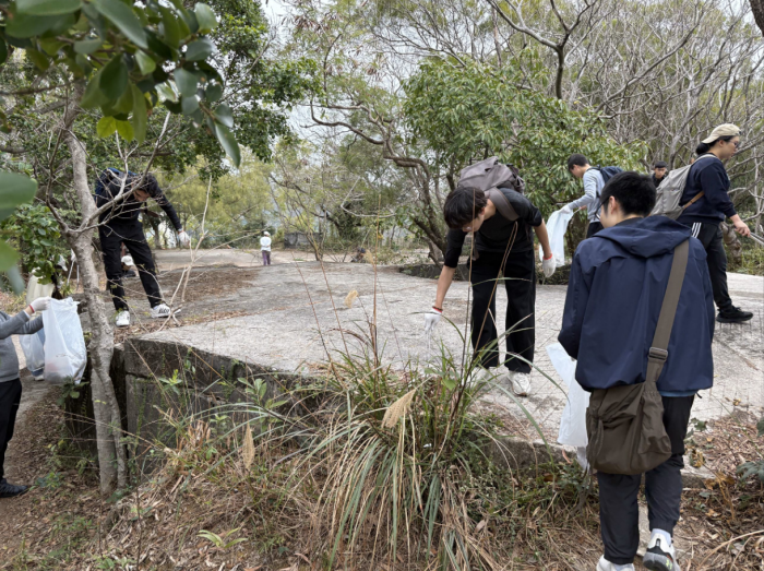 Volunteers picking up litter along the hike