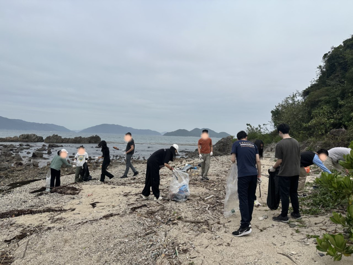 Volunteers picking up litter at HKUST Campus
