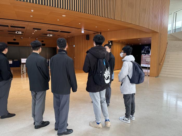 Volunteer introducing campus facilities to students