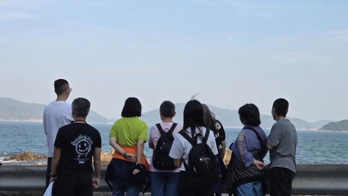 Volunteer introducing beautiful scenery at HKUST