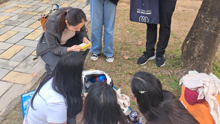 Students introducing resource cards to migrant domestic workers