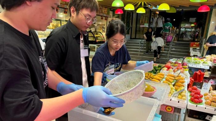 Students collecting surplus food in wet markets