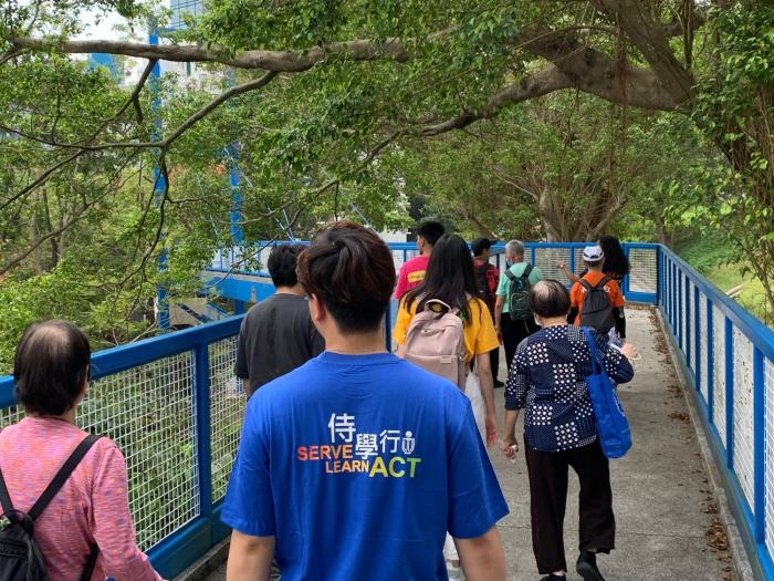 Volunteers walking with elderly around HKUST