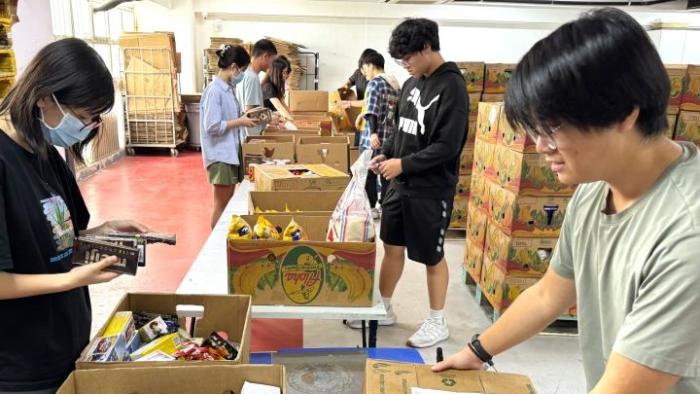 HKUST students packing food
