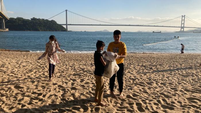 EM children joining the beach clean-up activity