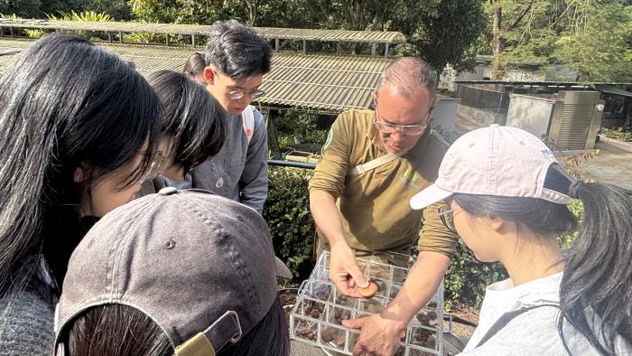 Guide introducing various plant species to volunteers in Kadoorie Farm and Botanic Garden