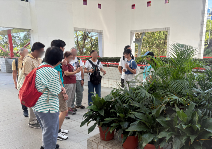 Students introducing Wisdom Stone to the Elderly