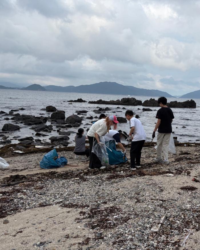 Students clearing debris at the HKUST seafront