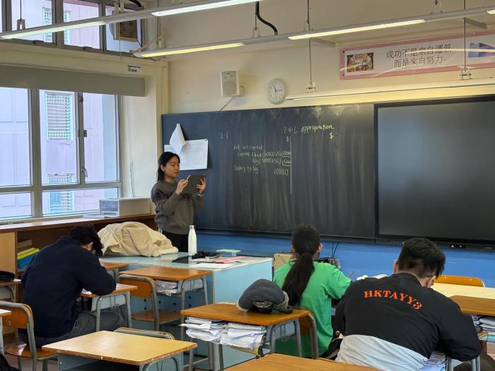 An HKUST volunteer explaining a concept during a BAFS lesson