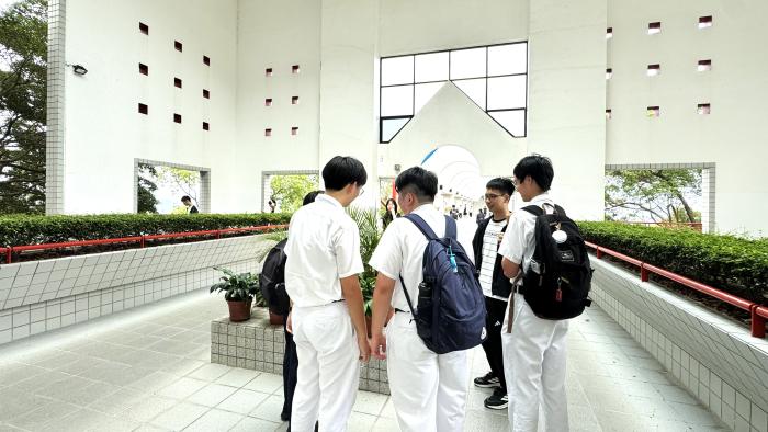 Visitors exploring campus life with HKUST volunteers