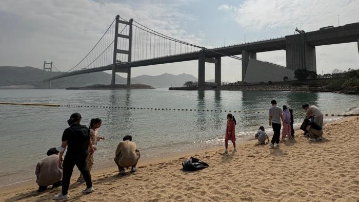 Beach clean-up with EM children