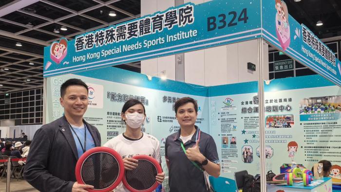 HKUST volunteer promoting services of HKSNSI at exhibition booth