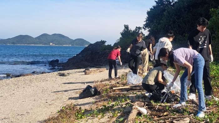 Volunteers cleaning up the beach of HKUST.