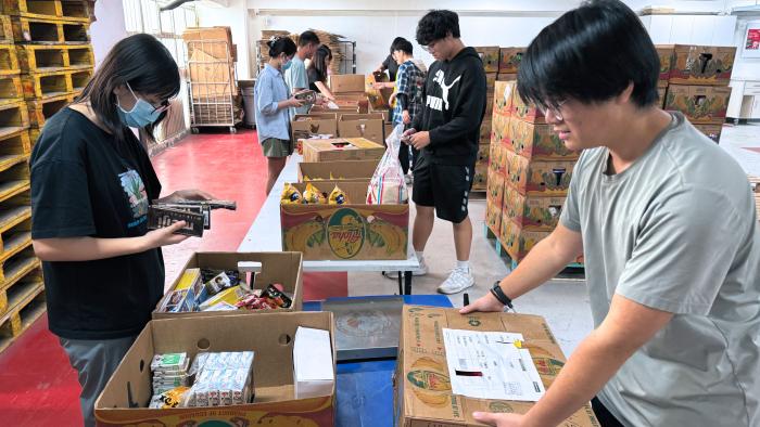 Volunteer Food Packing